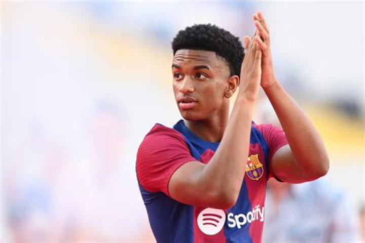 Alejandro Balde signs new Barcelona contract until 2024