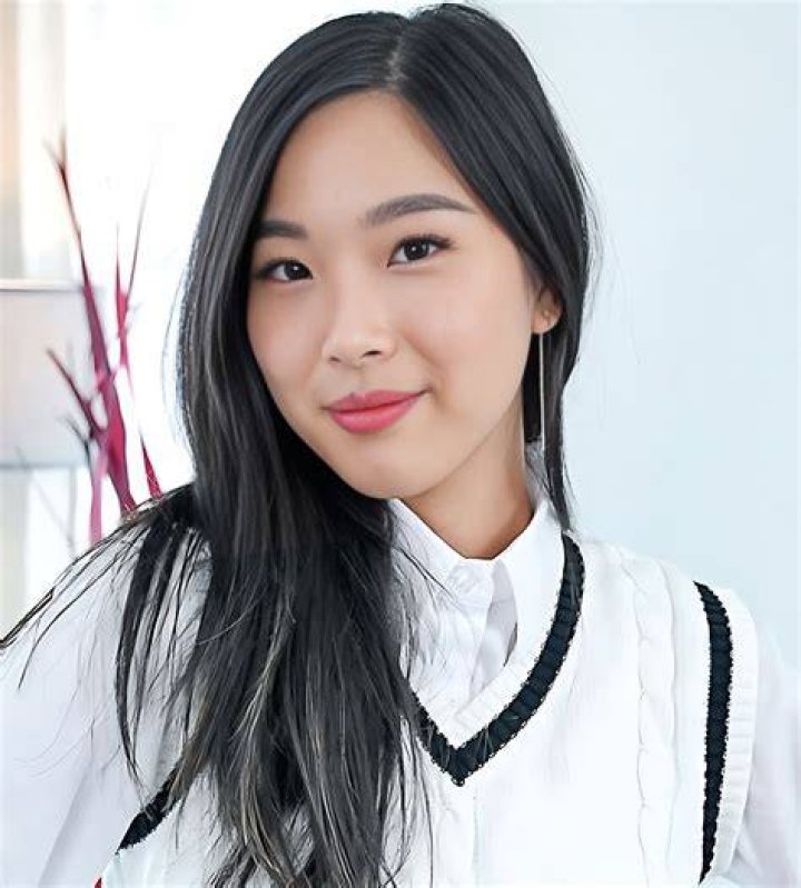 Elle Lee (American Actress) Age, Videos, Movies, Wikipedia, Biography