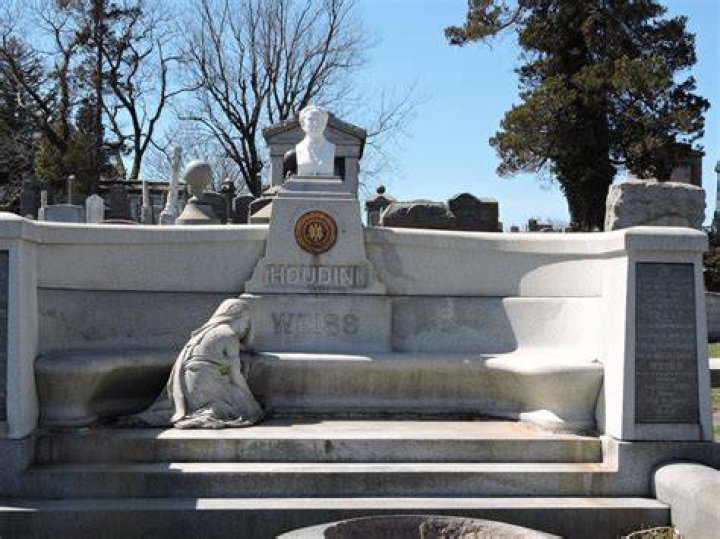 Famous Graves The Life, Death, and Gravesite of Jim Varney YouTube