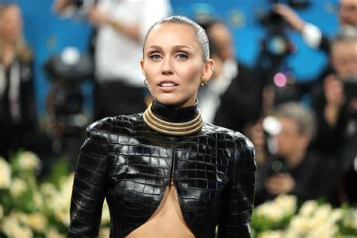 Is Miley Cyrus in a relationship 2021? Celebrity.fm 1 Official