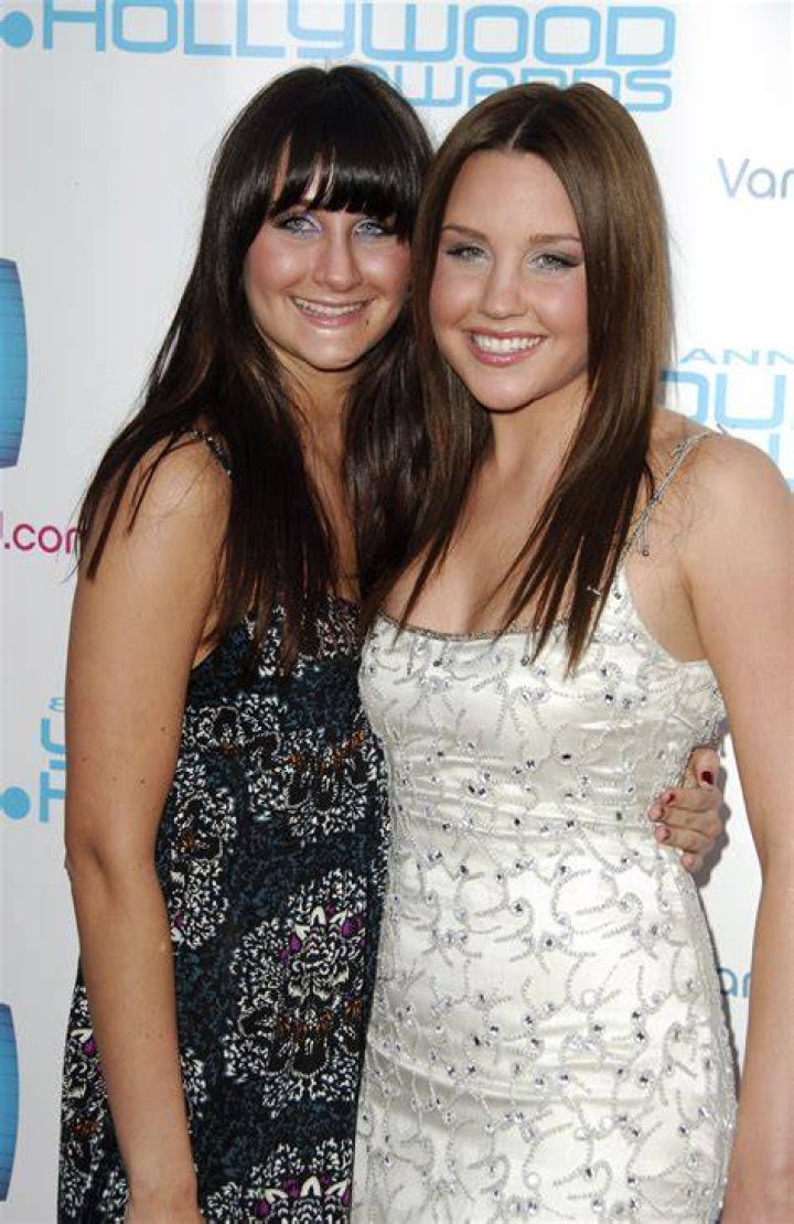 (LR) Sisters Jillian and Amanda Bynes attends arrivals at the 13th