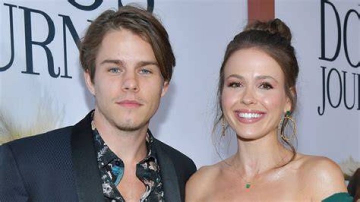 Meet Jake Manley Wife Jocelyn Hudon Relationship Timeline, Age And Children |
