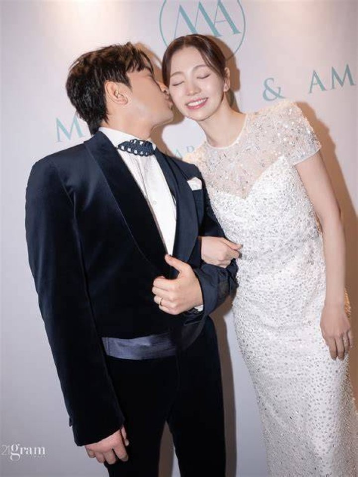 Min Woo Lee Wife Is He Married To Girlfriend Gracie Drennan?