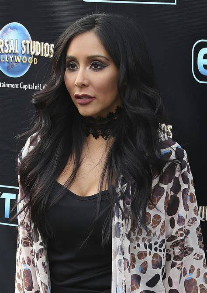 Nicole Snooki Polizzi on Extra at Universal Studios 01 GotCeleb