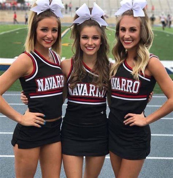 See more Navarro cheerleaders HERE Cheerleading outfits, Cheer