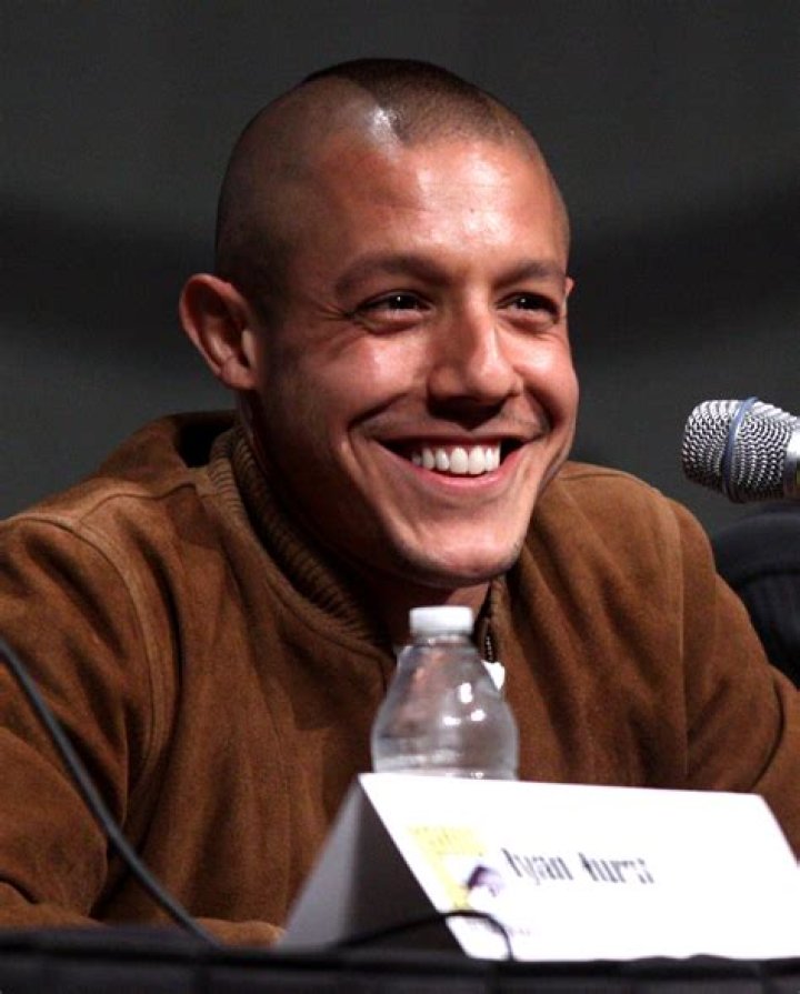 Theo Rossi Ethnicity, Nationality, Race, Family, Body measurements
