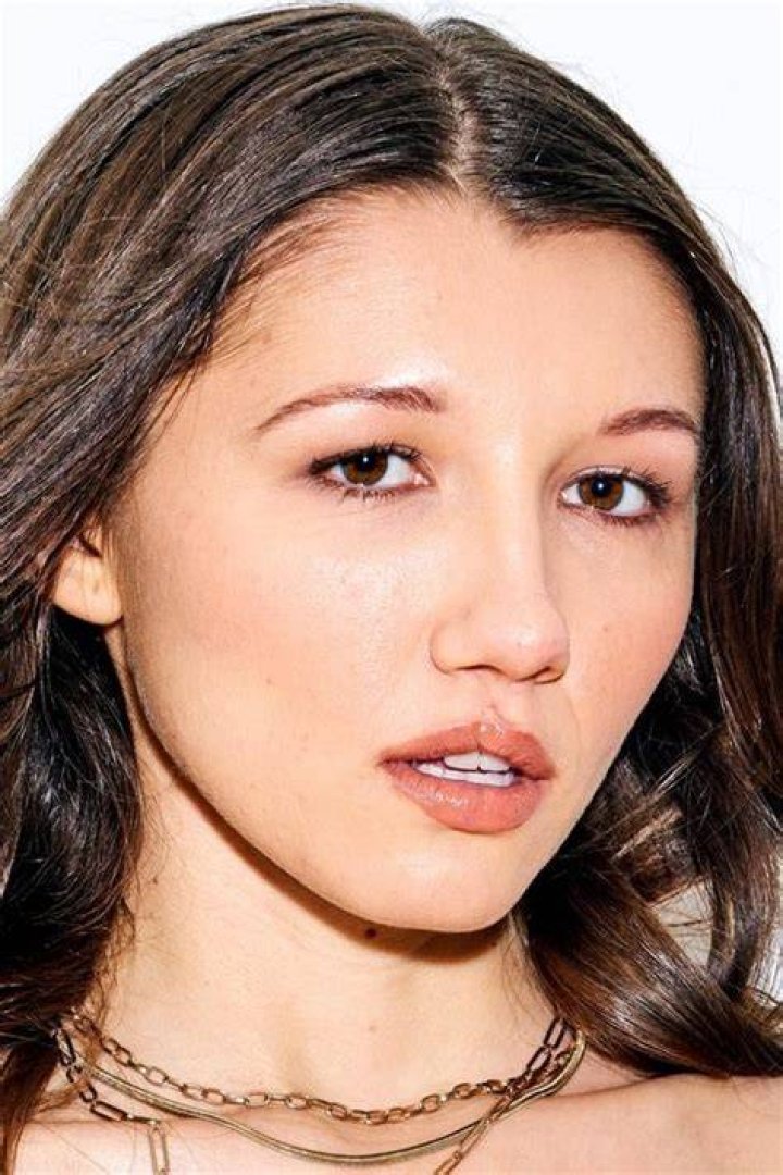 Unveiling Maya Woulfe's Dimensions And Wealth