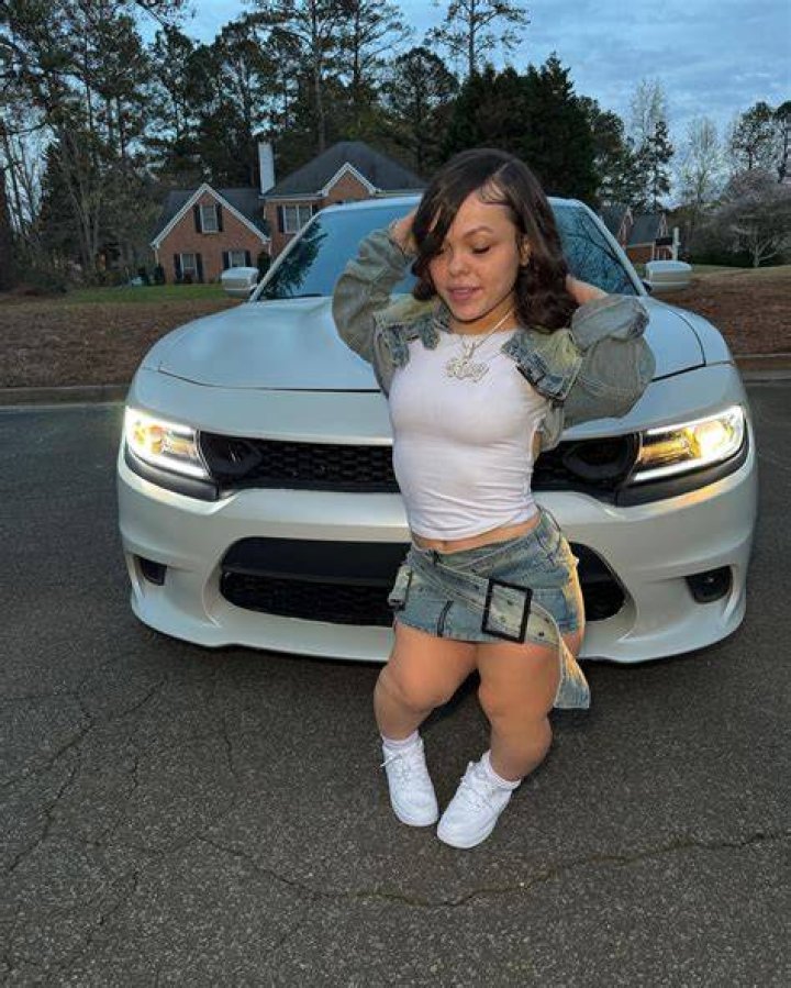 Why have Kelsey Lawrence and Dabb gained popularity as social media influencers? Why have Kelsey Lawrence and Dabb gained popularity as social media influencers?