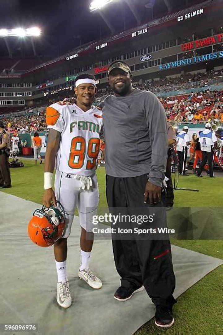 Wide receiver Alvin Harper of the Tampa Bay Buccaneers looks on... News